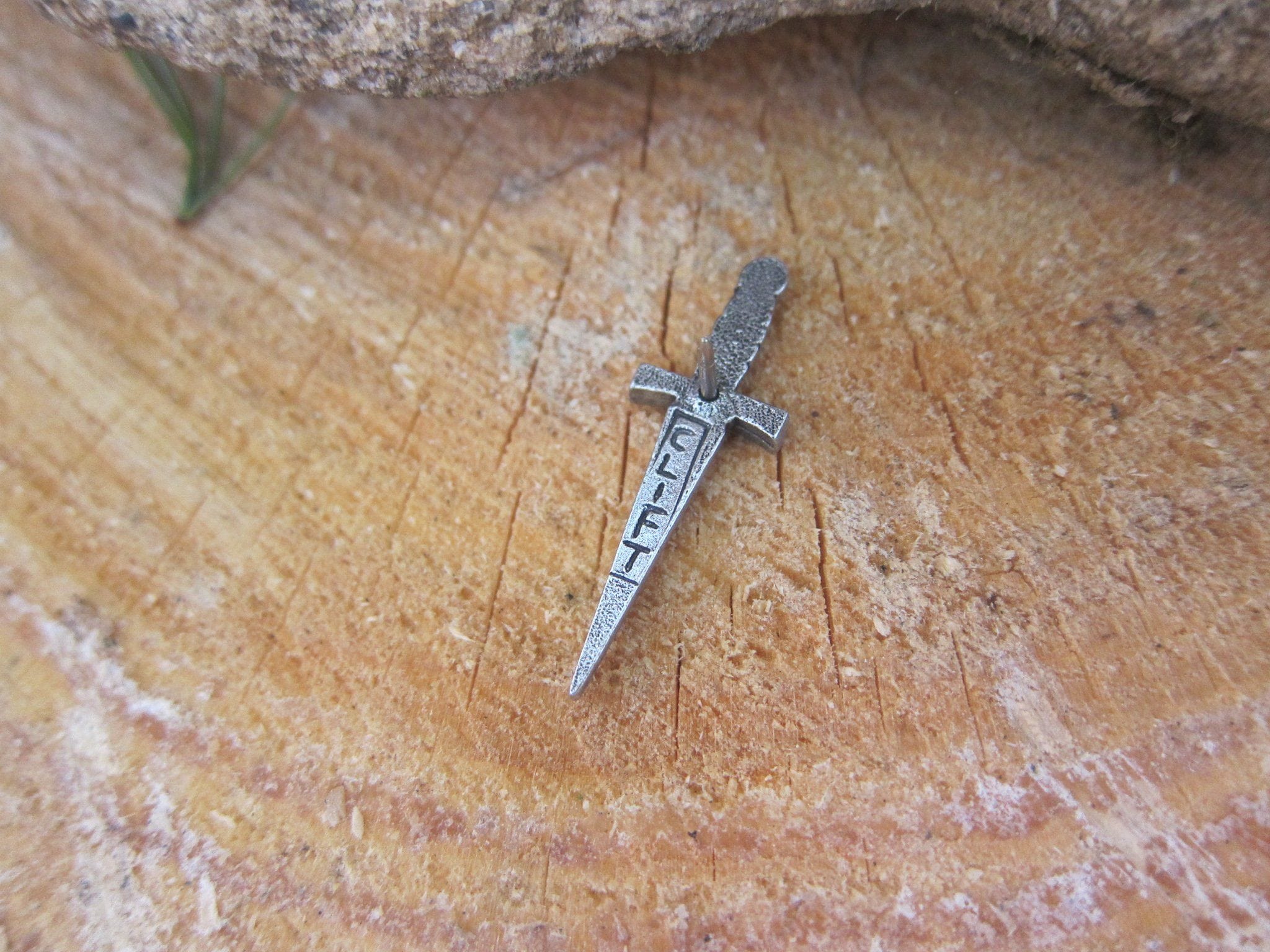 Dagger Lapel Pin – lapelpinplanet