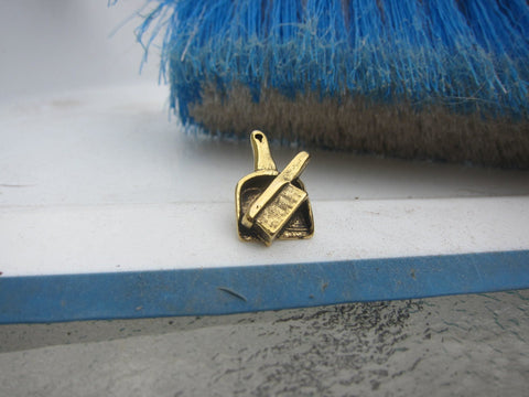 Dust Pin Type Dust Pan Gold Lapel Pin – lapelpinplanet