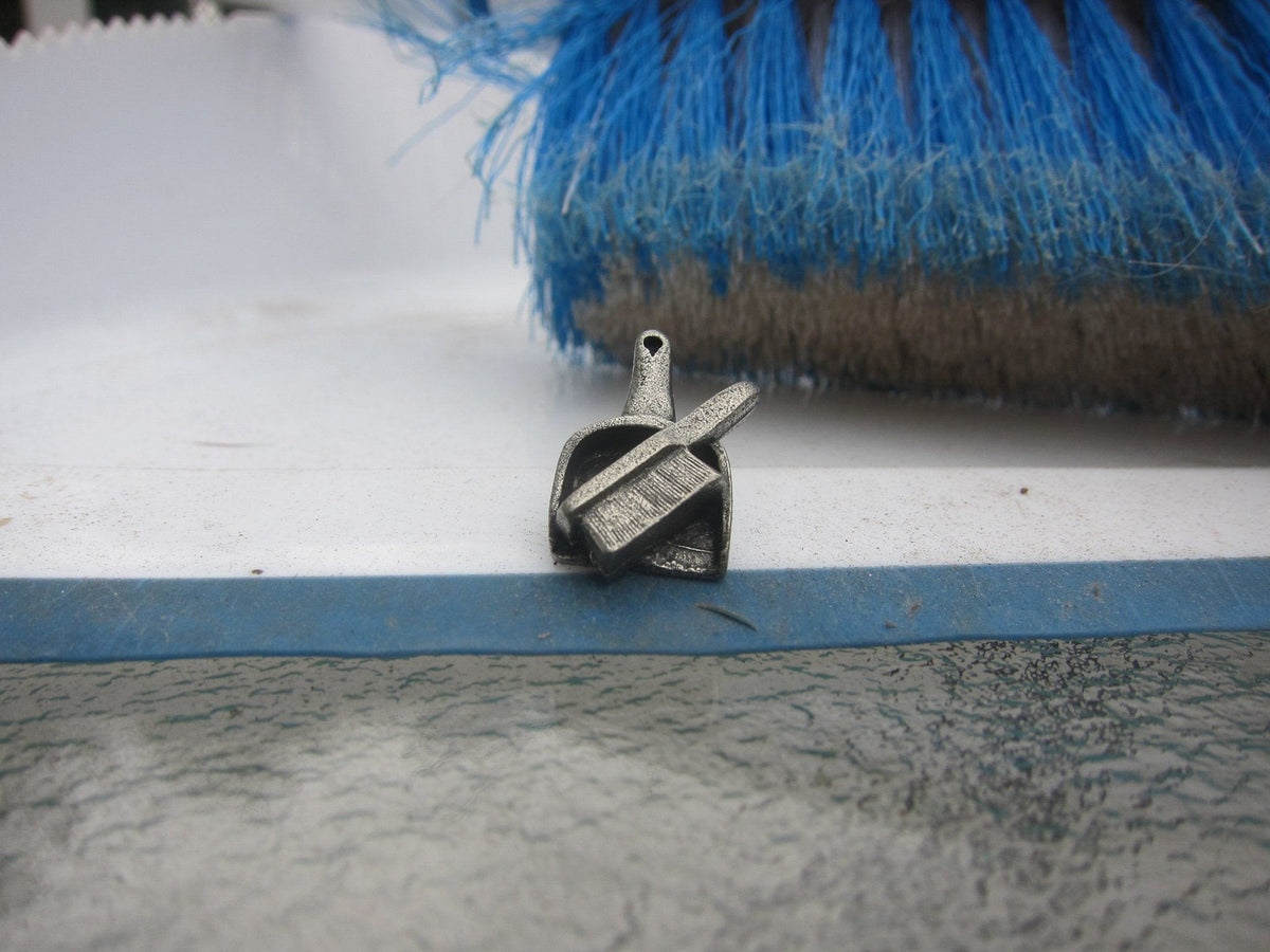 Dust Pan & Brush Lapel Pin – lapelpinplanet