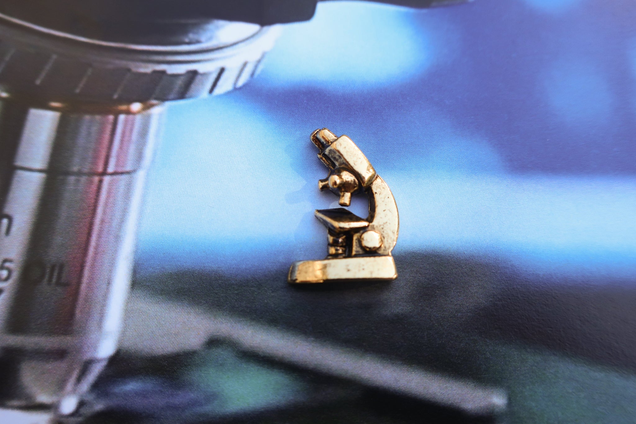 Microscope Gold Lapel Pin – lapelpinplanet