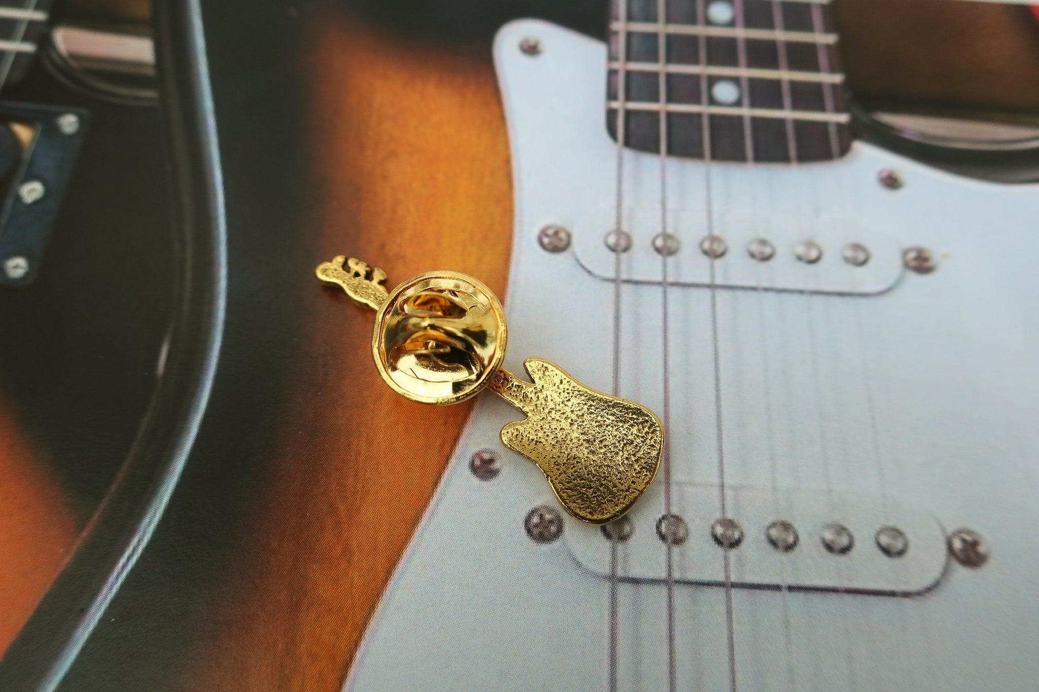 Épingle De Col Vintage En Forme De Guitare Avec Chaîne - Doré - 1 Pouce - Occasion Très Bon État