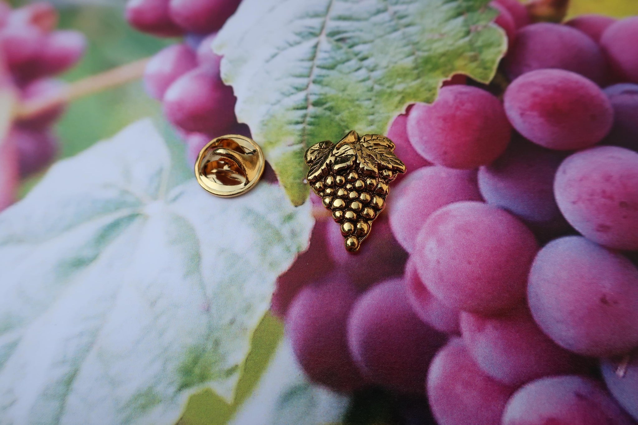Grapes Gold Lapel Pin – lapelpinplanet