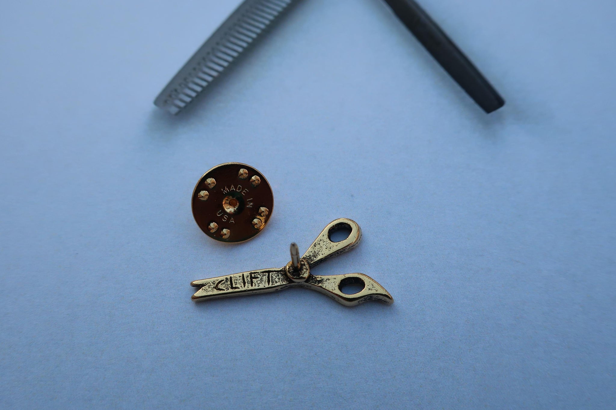 Scissors Gold Lapel Pin – lapelpinplanet
