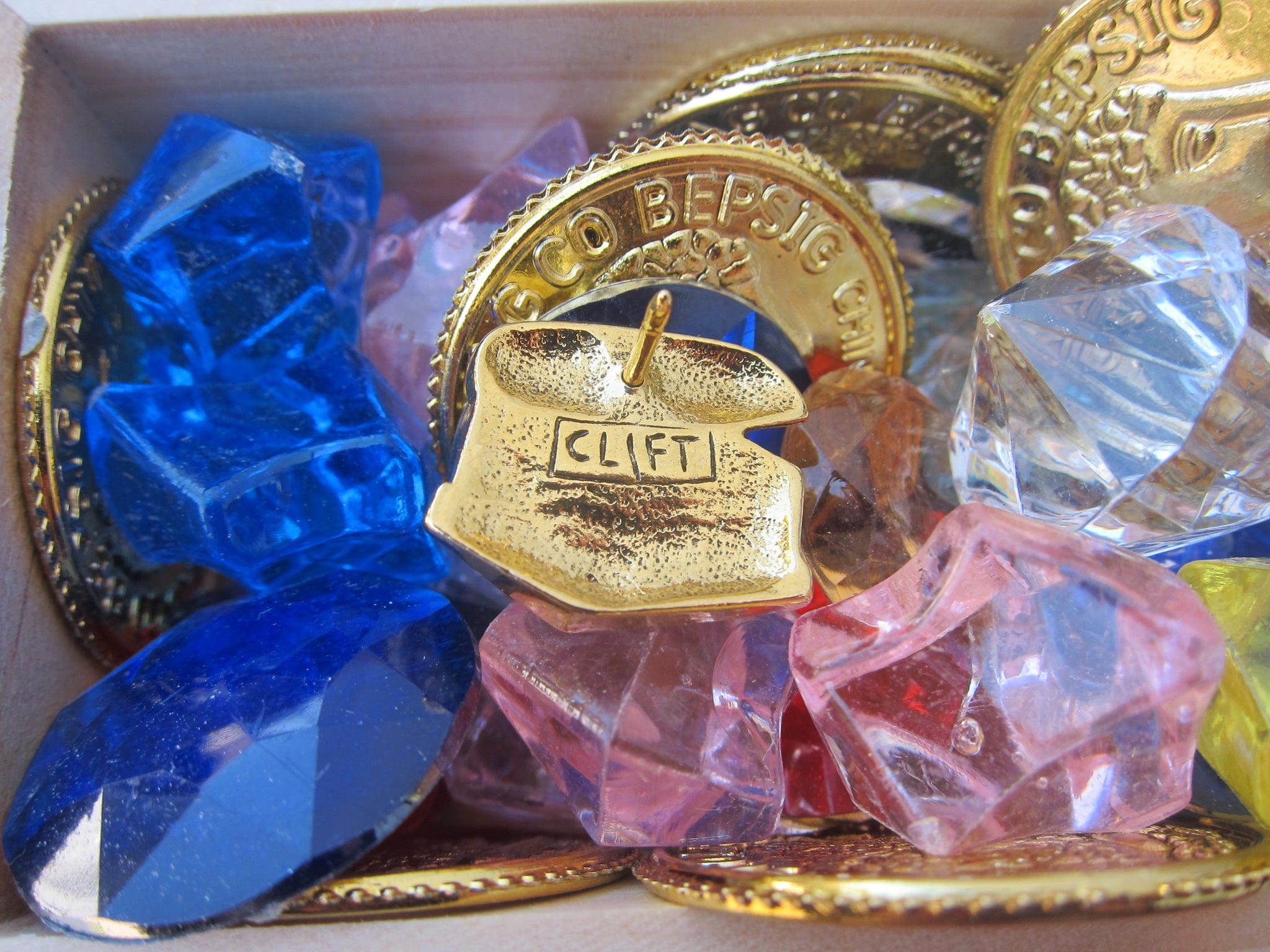 Treasure Chest Pin Treasure Chest Gold Lapel Pin – lapelpinplanet
