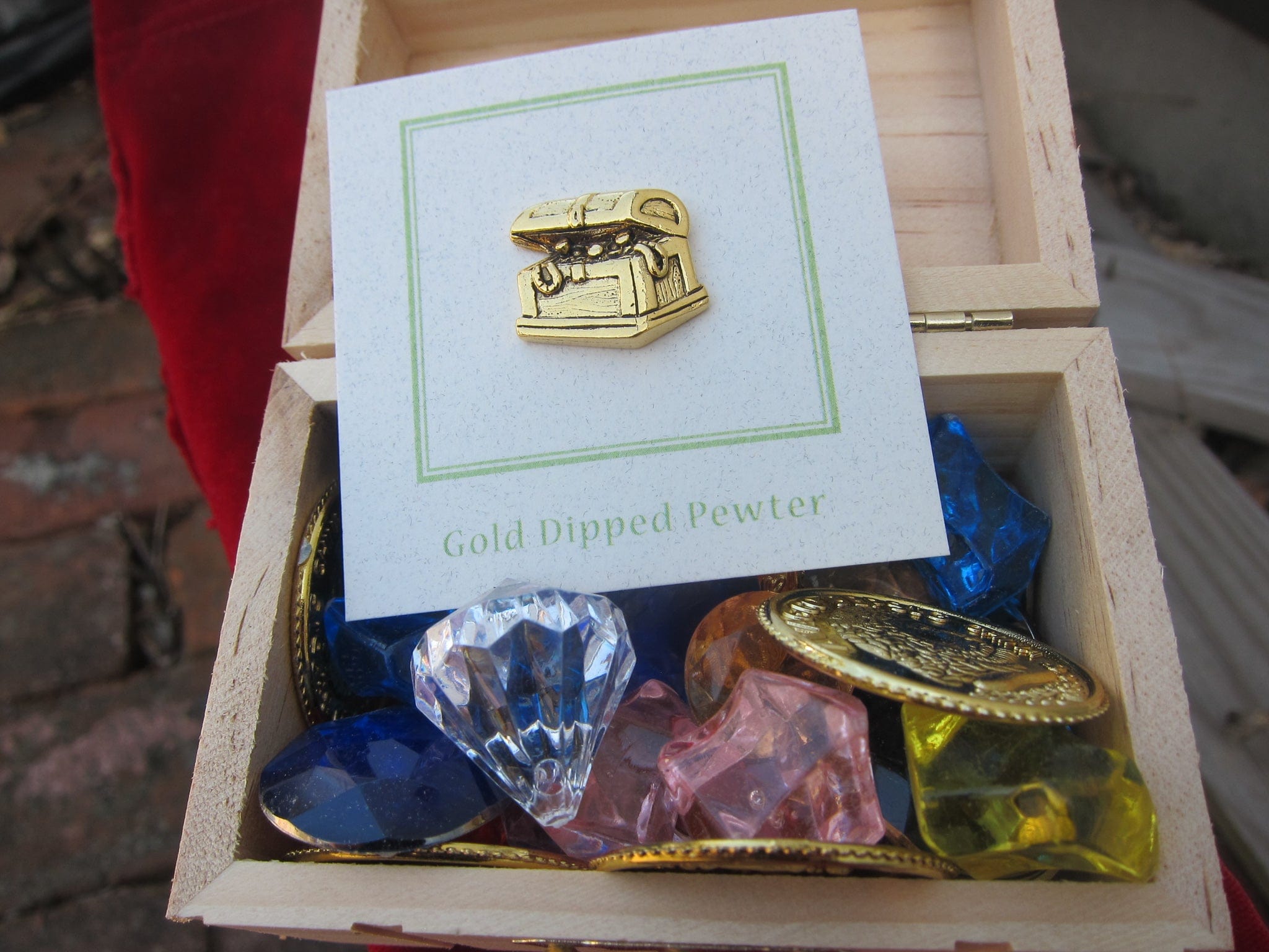 Treasure Chest Pin Treasure Chest Gold Lapel Pin – lapelpinplanet