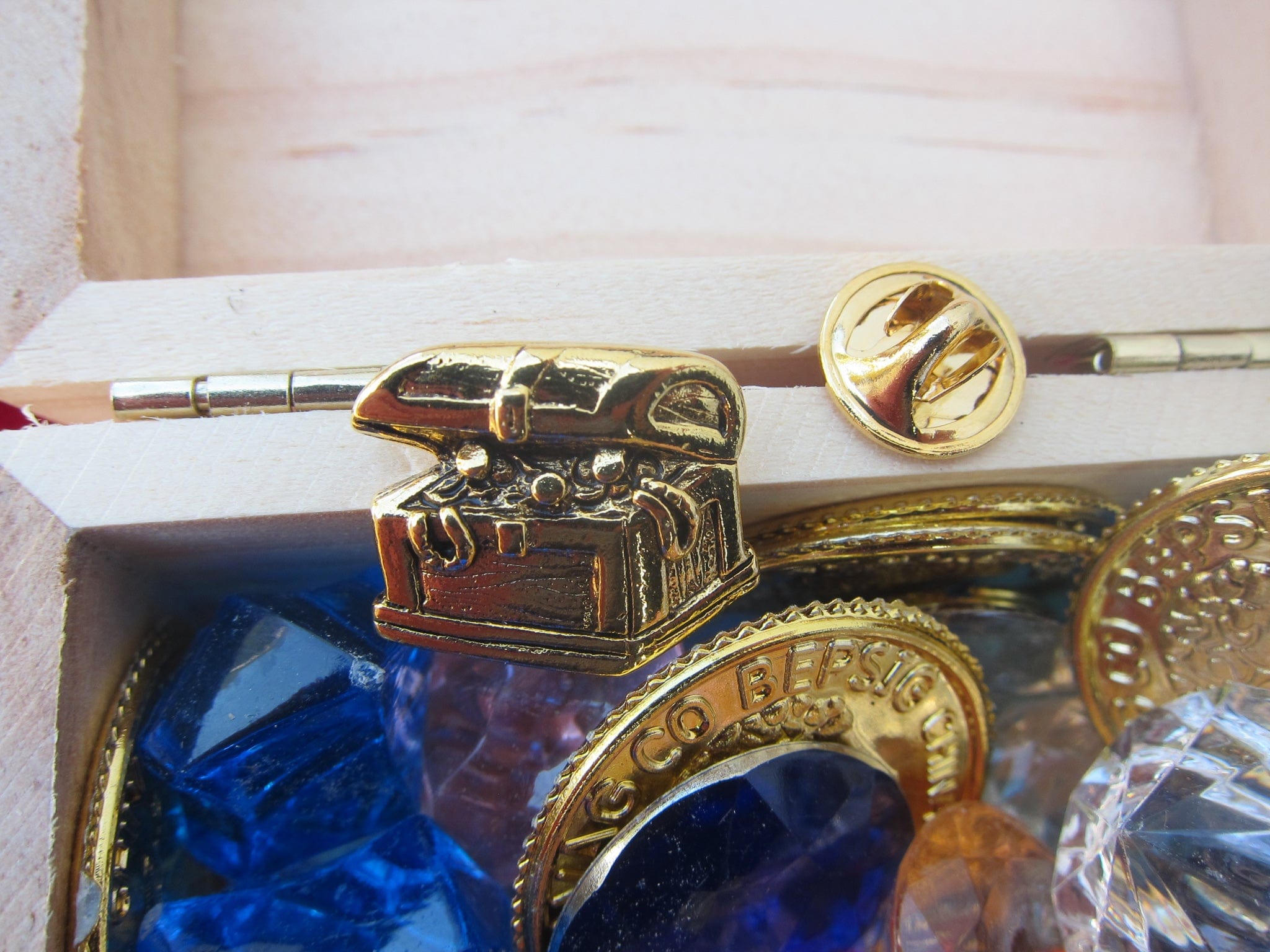 Treasure Chest Pin Treasure Chest Gold Lapel Pin – lapelpinplanet