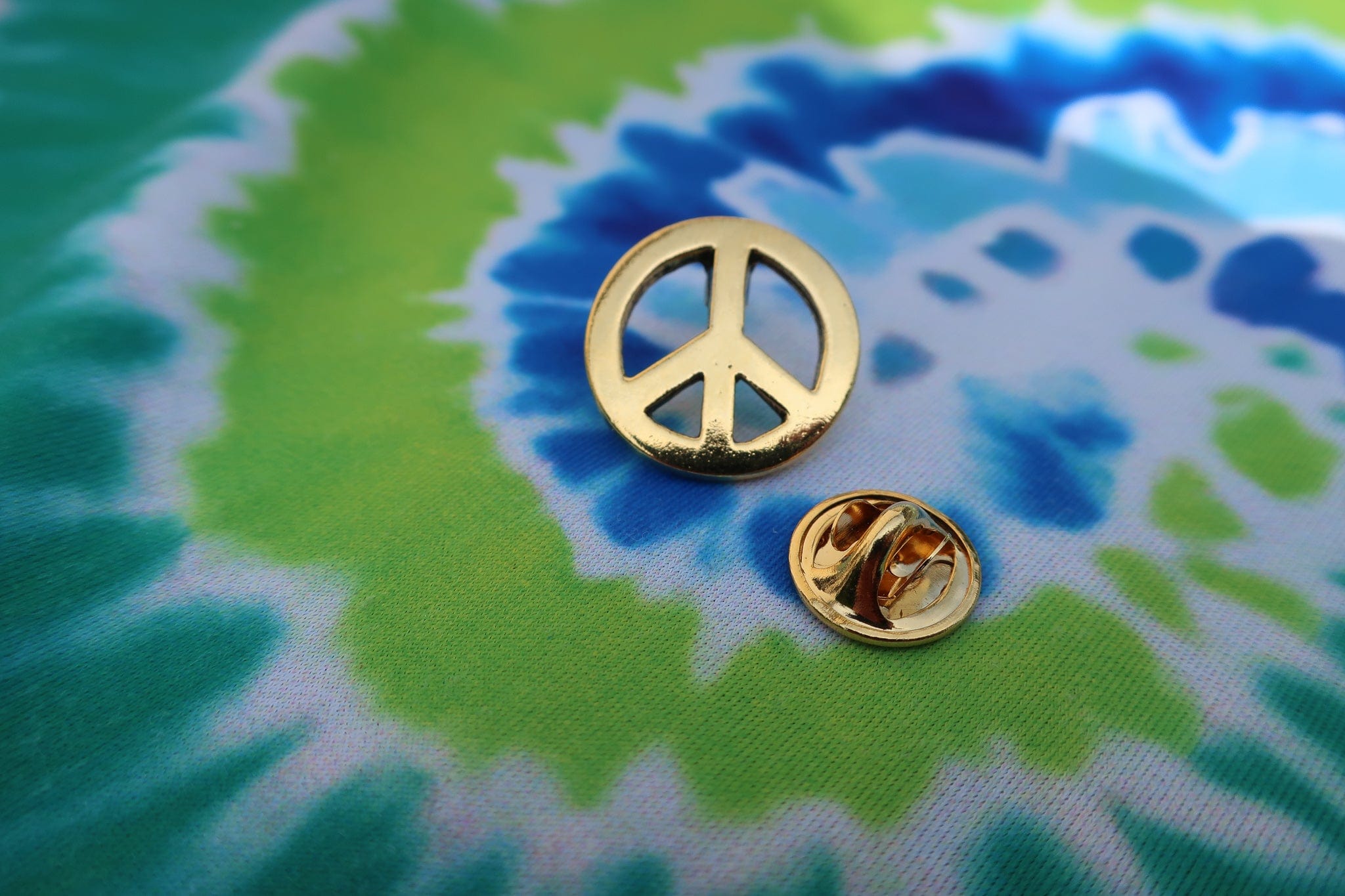Peace Sign Gold Lapel Pin – lapelpinplanet